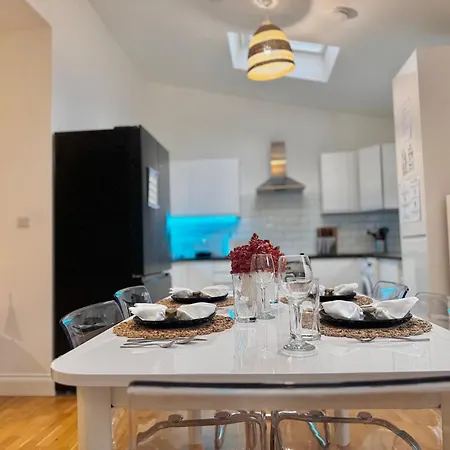 Modern 1-Bed Apt 30Min To Central London & Parking Exterior photo