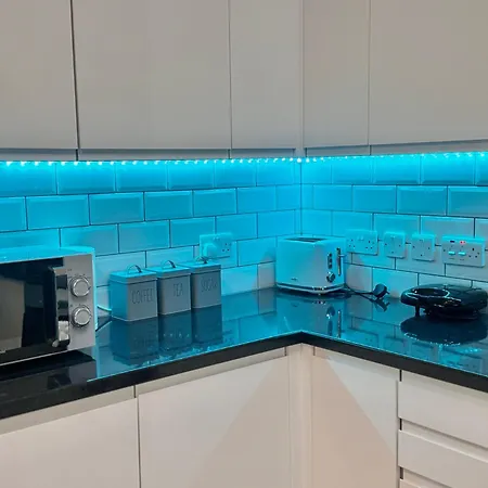 Modern 1-Bed Apt 30Min To Central London & Parking Exterior photo