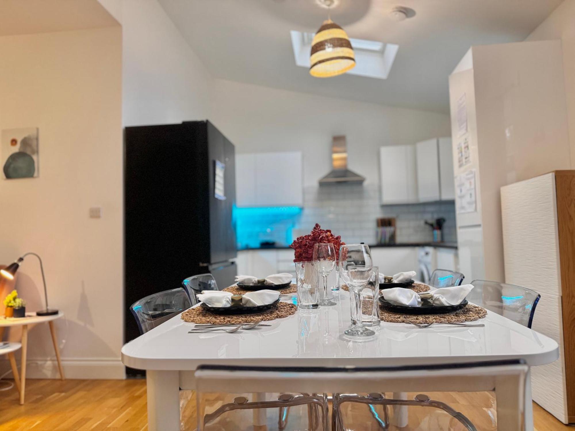 Modern 1-bed 30min To & Parking Appartamento