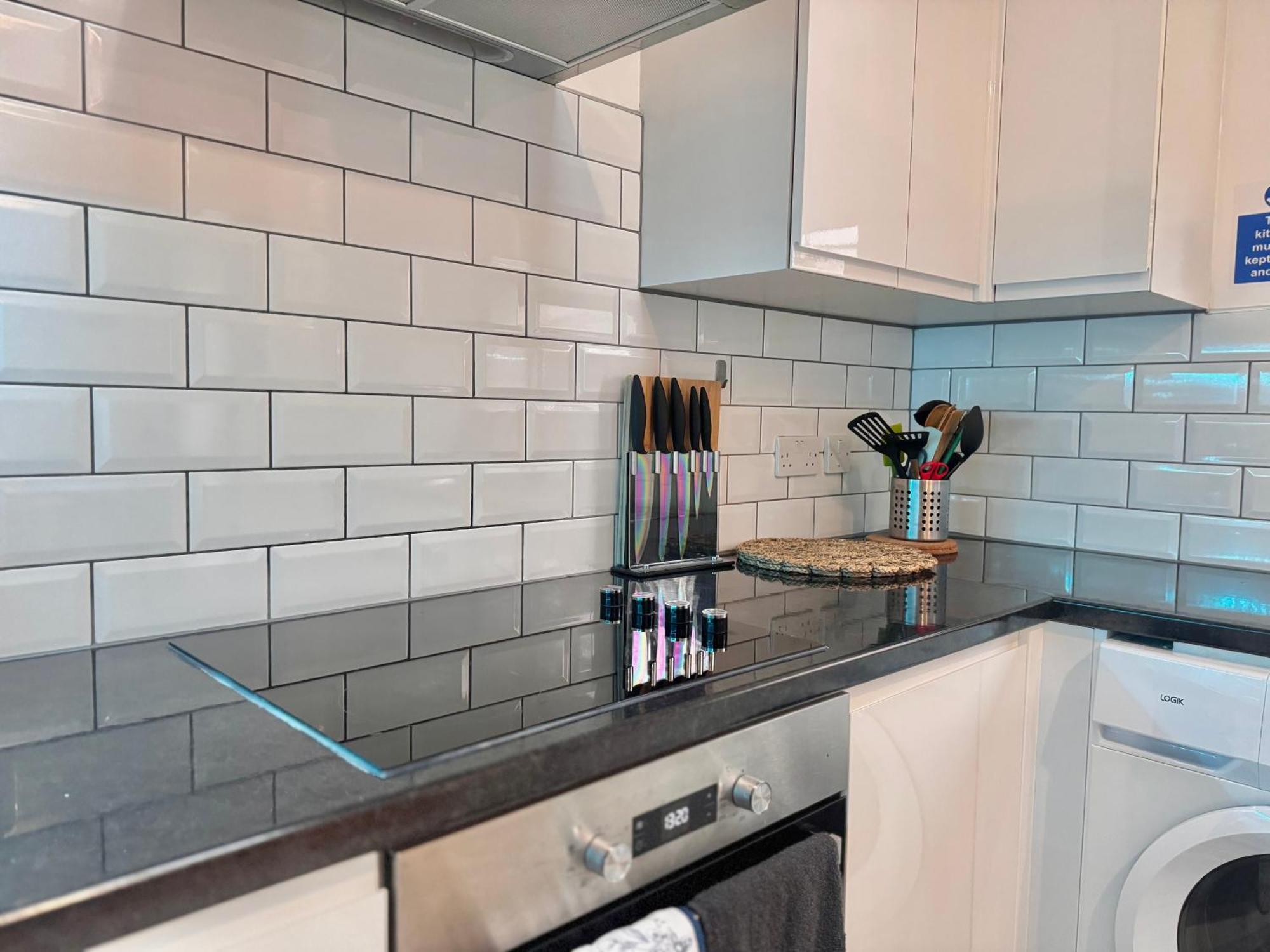 Modern 1-bed 30min To & Parking Londra