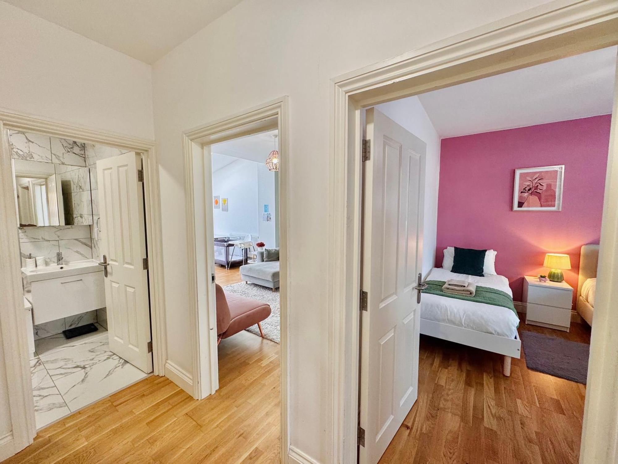 Modern 1-bed 30min To & Parking Londra